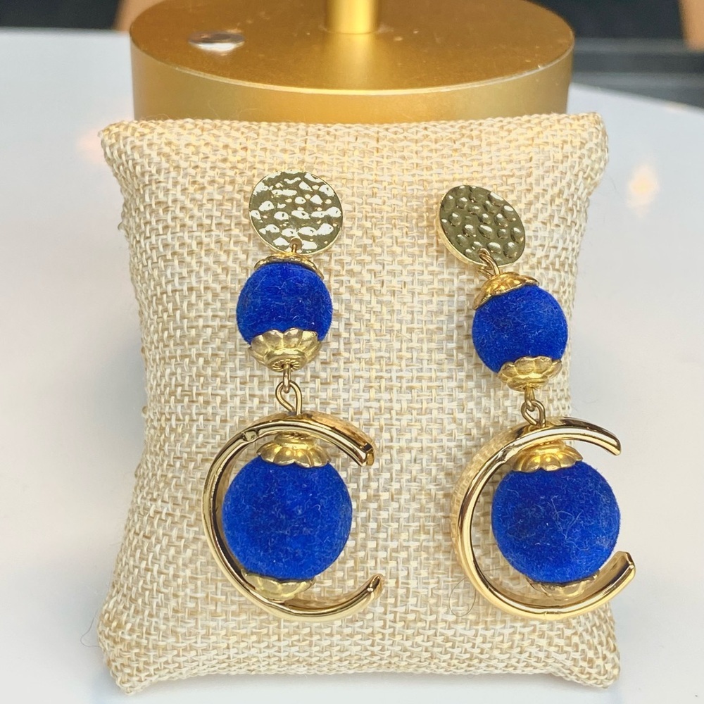 Vintage Statement Royal Blue Silk Threaded and Hammered Gold Hoop Earrings - Picture 5 of 5
